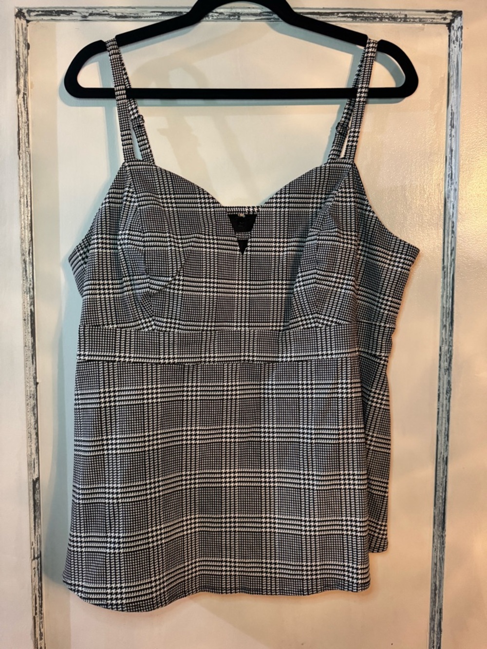 Houndstooth V-Neck Sleeveless Women’s Top - Black & White